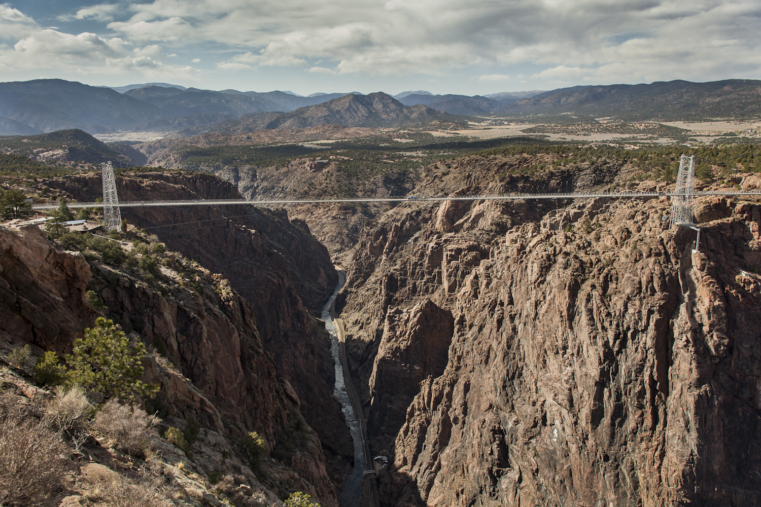 Royal_Gorge_Bridge_%28looking_west%29.jpg