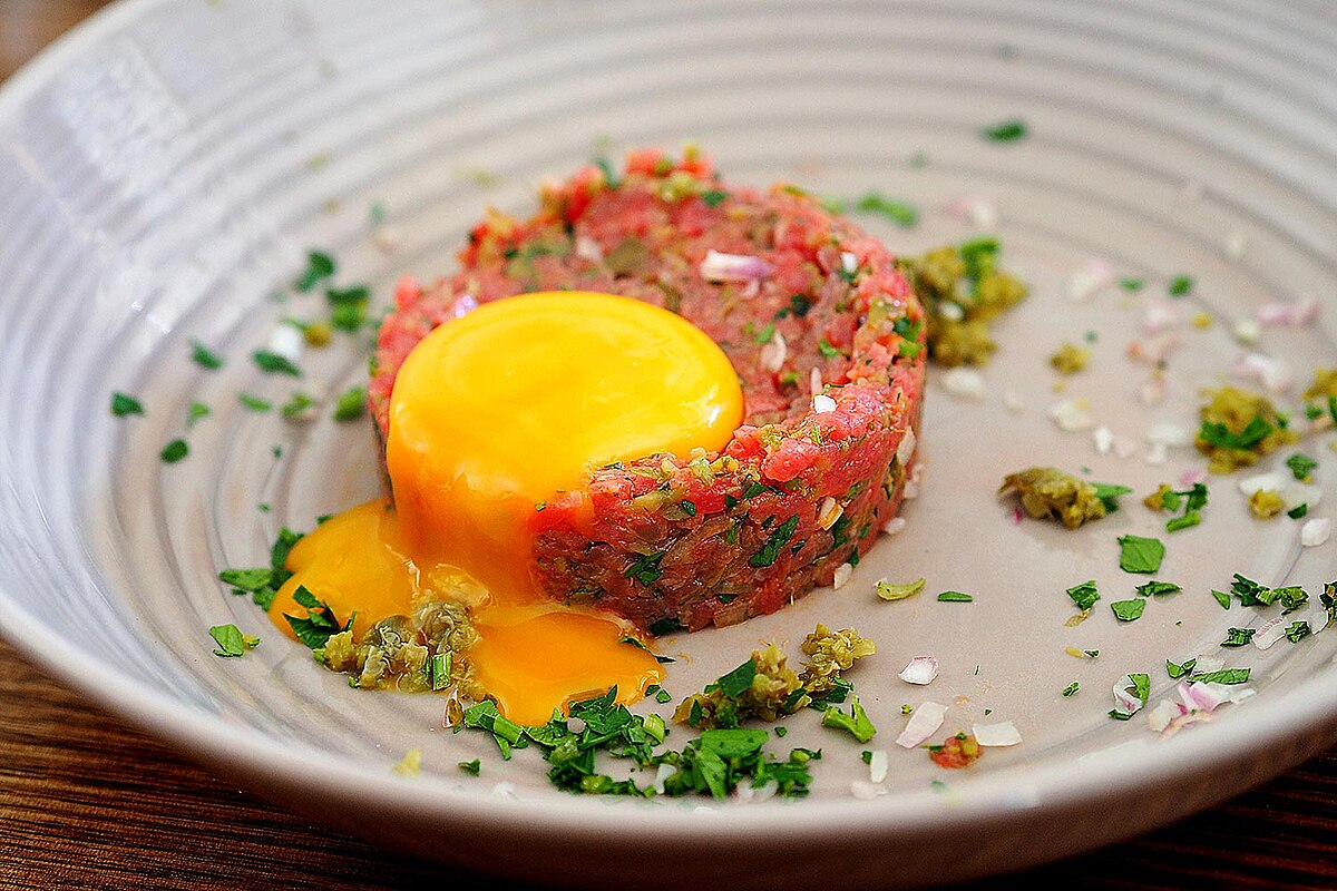 1200px-Classic_steak_tartare.jpg