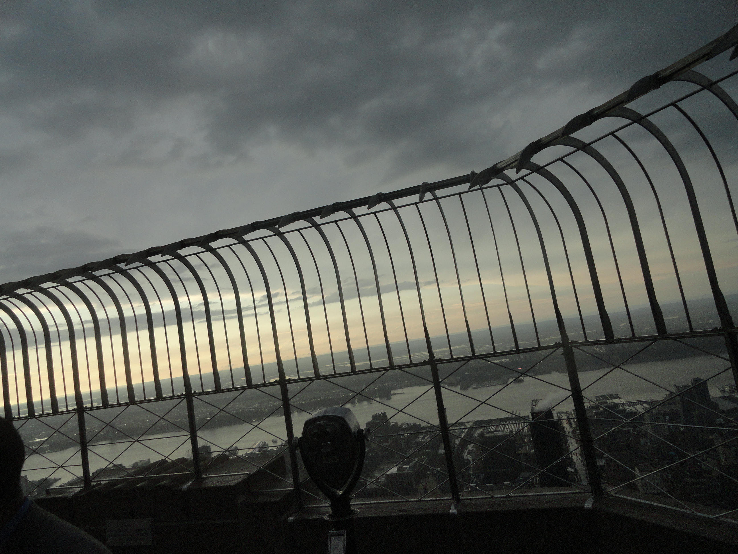 Day_view_from_Empire_State_Building_observatory_Manhattan%2C_New_York_City%2C_United_States_%289892436955%29.jpg