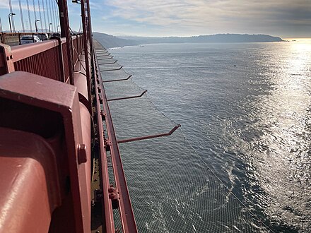 440px-Suicide_nets_on_the_Pacific_side_of_the_Golden_Gate_Bridge.jpg